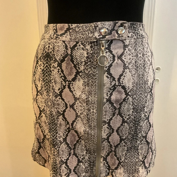🌹 Altar’d State Snake Print Zipper Mini Skirt - Picture 2 of 4